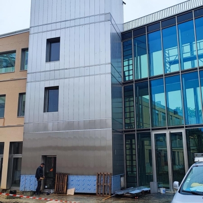 Habillage d’ascenseur en bardage – Immeuble scolaire