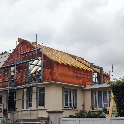 Rehausse de pavillon et création de lucarne – Charpente et couverture